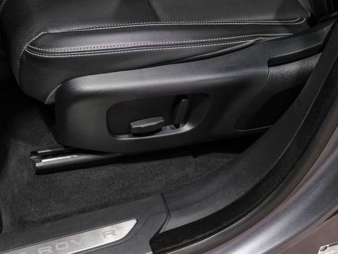 Used 2019 Land Rover Range Rover Velar S image 37