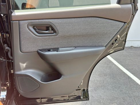 Used 2023 Nissan Rogue S FWD image 37