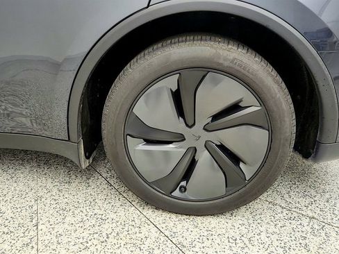Used 2026 Tesla Model Y 2WD image 9