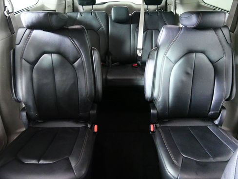 Used 2018 Chrysler Pacifica Touring-L w/ Premium Audio Group FWD image 13