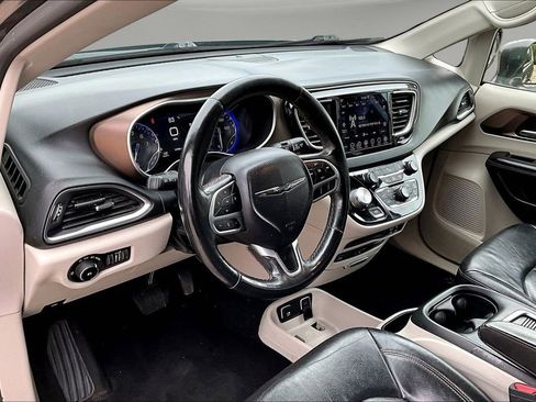 Used 2018 Chrysler Pacifica Touring-L Plus FWD image 18