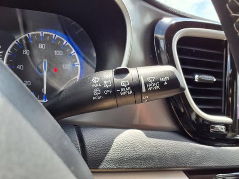 Used 2023 Chrysler Pacifica Touring-L FWD image 19