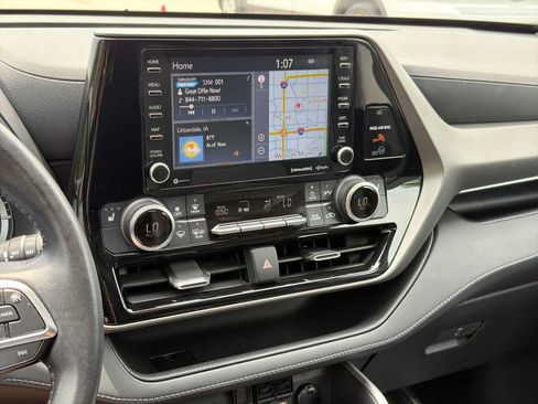 Used 2021 Toyota Highlander XLE AWD/4WD image 23