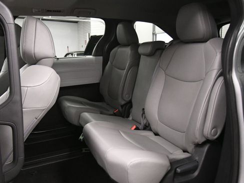 Certified 2025 Toyota Sienna XLE FWD image 22