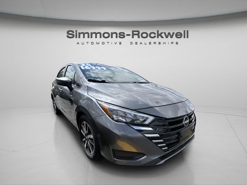 Used 2025 Nissan Versa SV FWD image 5