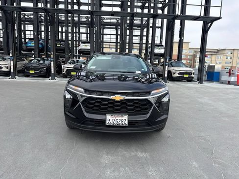 Used 2024 Chevrolet Trax LS w/ LS Convenience Package FWD image 2