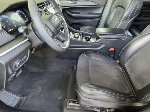 Used 2025 Jeep Grand Cherokee Altitude image 7