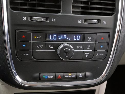 Used 2014 Chrysler Town & Country Touring FWD image 24