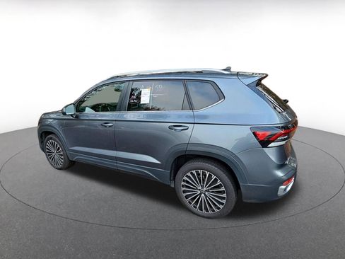 Used 2025 Volkswagen Taos SE image 5