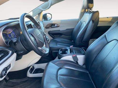 Used 2018 Chrysler Pacifica Touring-L w/ Tire & Wheel Group image 15