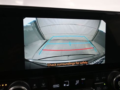 Used 2023 Toyota Highlander XLE AWD/4WD image 19