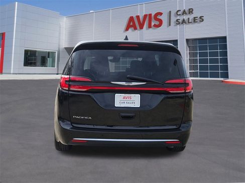Used 2025 Chrysler Pacifica Select image 5