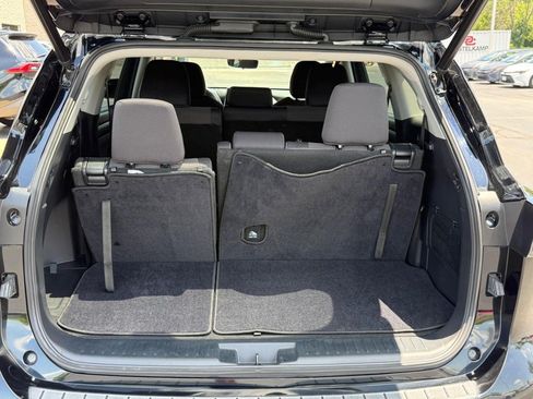Used 2023 Toyota Highlander LE FWD image 4