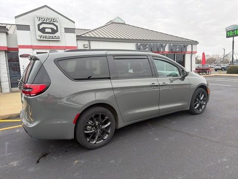 Used 2021 Chrysler Pacifica Touring w/ Uconnect Theater Family Group image 11