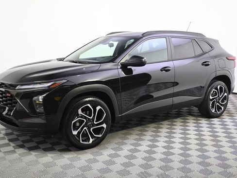 Used 2024 Chevrolet Trax RS w/ Sunroof Package FWD image 2