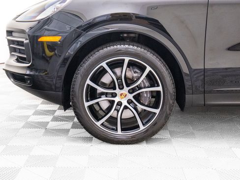 Certified 2023 Porsche Cayenne Platinum Edition image 35