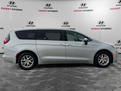 Used 2023 Chrysler Voyager LX FWD image 2