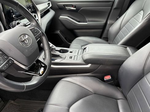 Used 2021 Toyota Highlander XLE AWD/4WD image 12