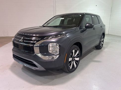 New 2025 Mitsubishi Outlander SE image 3