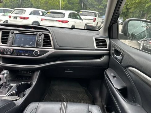 Used 2017 Toyota Highlander SE AWD/4WD image 17