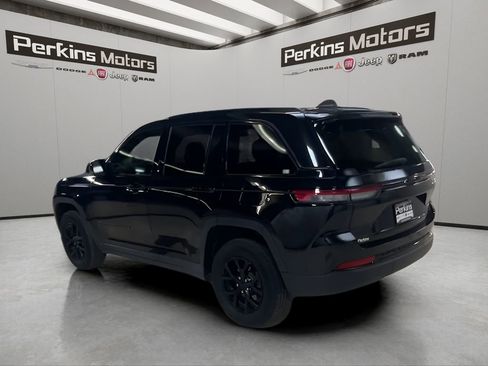 Used 2025 Jeep Grand Cherokee Altitude AWD/4WD image 3