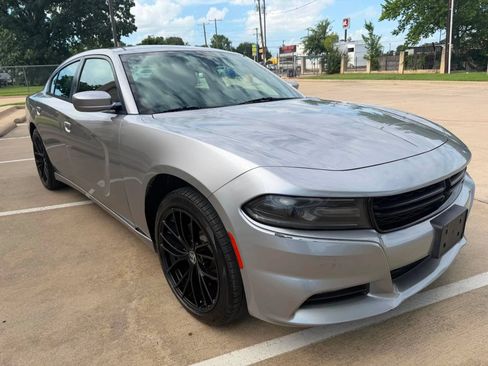 Used 2016 Dodge Charger SXT RWD image 3