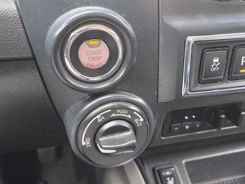 Used 2022 Nissan Titan SV w/ SV Convenience Package AWD/4WD image 15