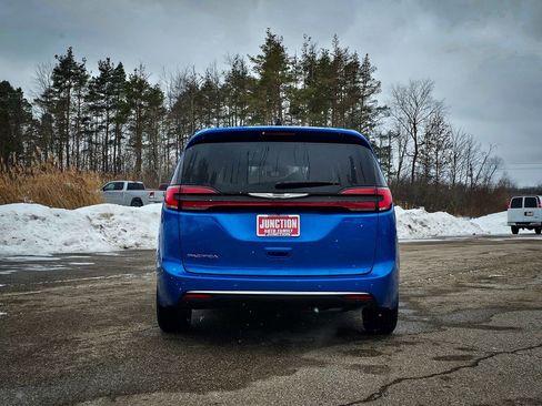 New 2026 Chrysler Pacifica Select image 4