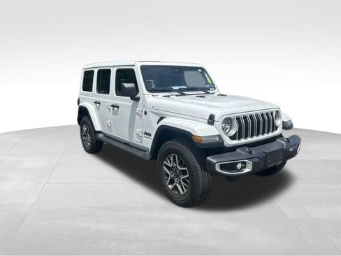 Used 2025 Jeep Wrangler Unlimited Sahara AWD/4WD image 3