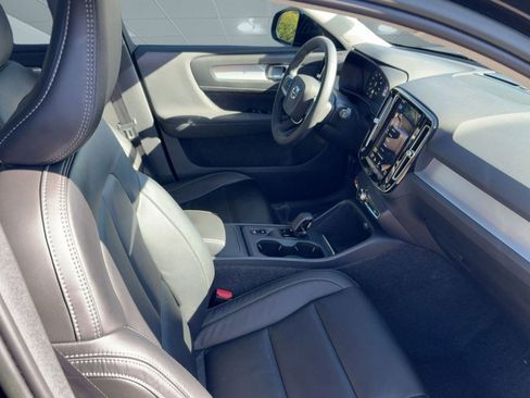 Certified 2022 Volvo XC40 T5 Momentum image 29