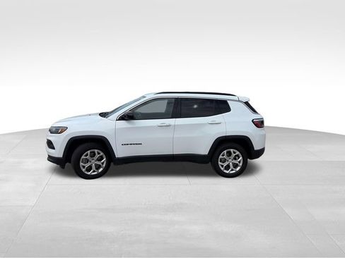 Used 2024 Jeep Compass Latitude AWD/4WD image 3