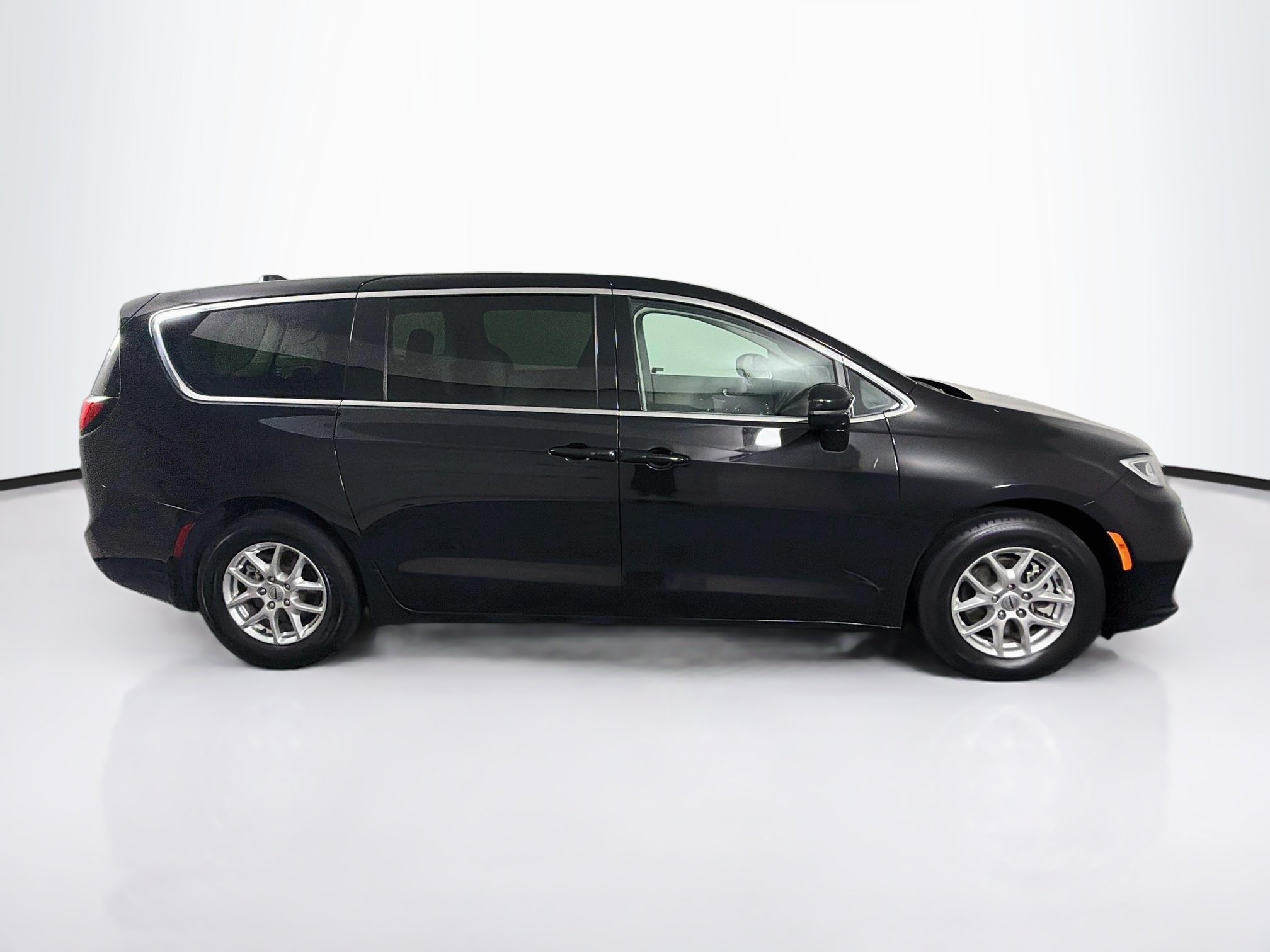 Used 2024 Chrysler Pacifica Touring-L FWD image 10