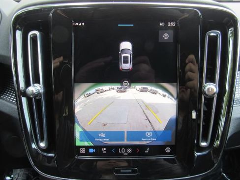 Used 2022 Volvo XC40 P8 Recharge Plus image 10