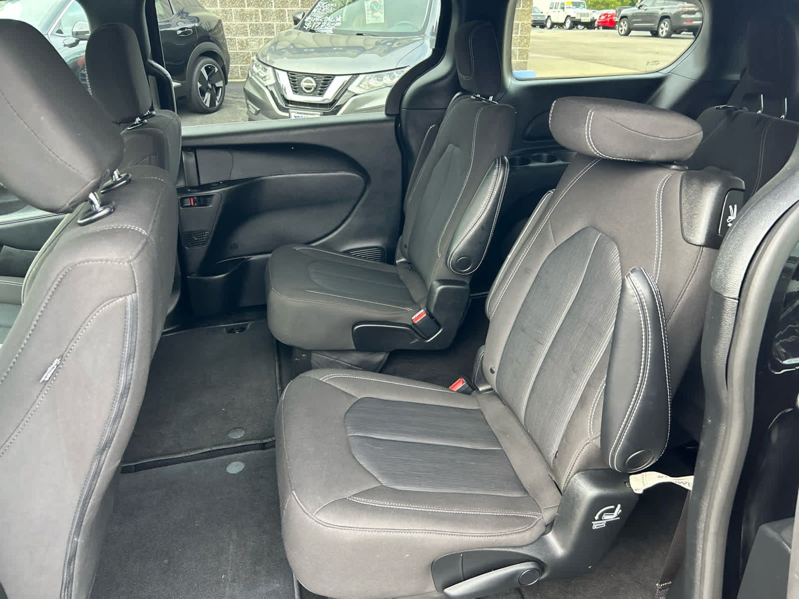 Used 2023 Chrysler Pacifica Touring FWD image 22