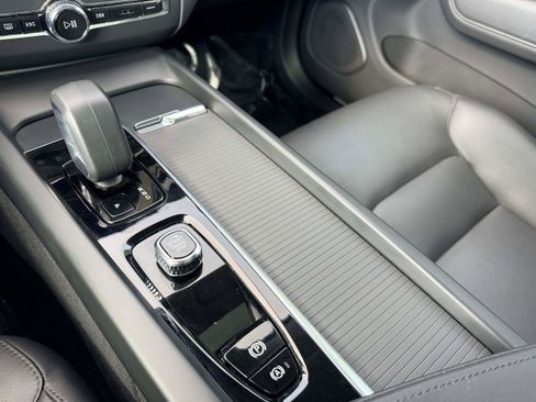 Certified 2025 Volvo XC60 B5 Core AWD/4WD image 23