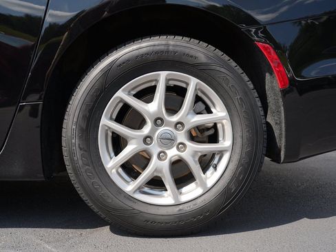 Used 2025 Chrysler Pacifica Select FWD image 32