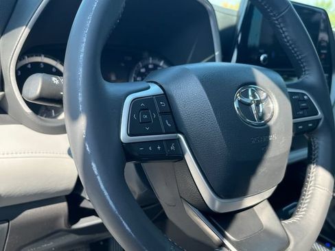 Used 2024 Toyota Highlander XLE AWD/4WD image 13