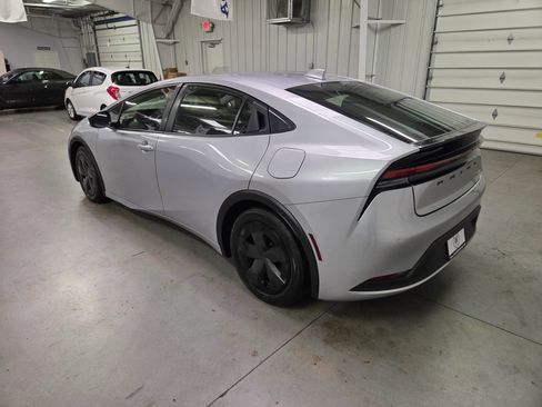Used 2023 Toyota Prius LE FWD image 4