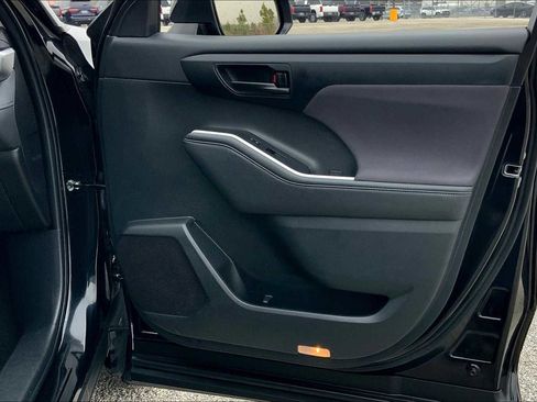 Used 2023 Toyota Highlander LE image 22