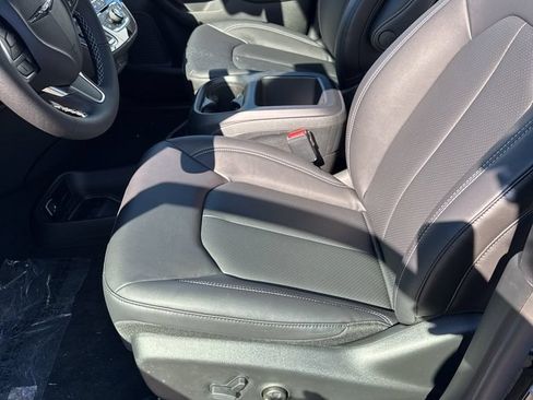 New 2026 Chrysler Pacifica Select AWD/4WD image 9