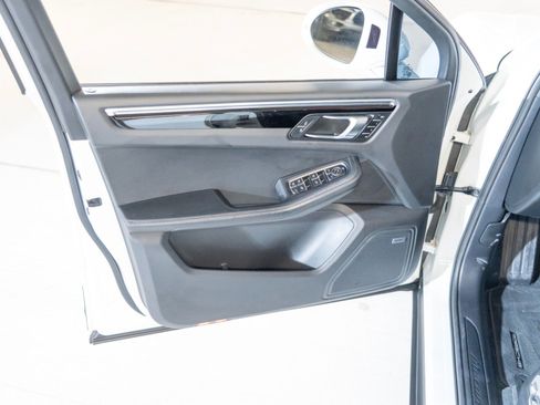 Certified 2023 Porsche Macan AWD/4WD image 16
