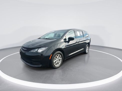 Used 2023 Chrysler Voyager LX image 4