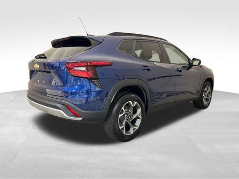 Used 2024 Chevrolet Trax LT w/ Sunroof Package FWD image 5