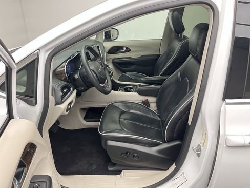 Used 2023 Chrysler Pacifica Limited image 3