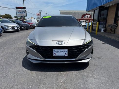 Used 2023 Hyundai Elantra SEL w/ Convenience Package FWD image 2