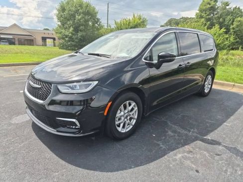 Used 2024 Chrysler Pacifica Touring-L FWD image 2