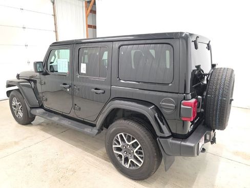 Used 2025 Jeep Wrangler Unlimited Sahara w/ Technology Group AWD/4WD image 3