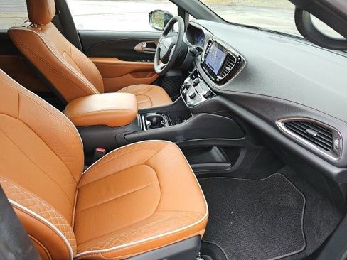 Used 2026 Chrysler Pacifica Pinnacle image 10