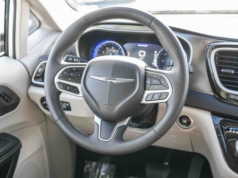 Used 2024 Chrysler Pacifica Touring-L image 14