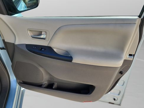 Used 2017 Toyota Sienna LE FWD image 21